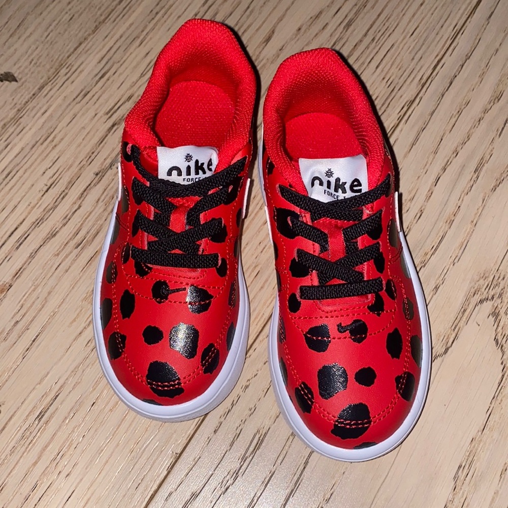 Toddler ladybug Nike sneakers- nwot size 8.5